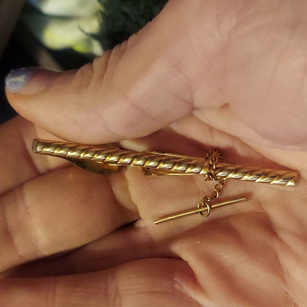 Vintage chained tie clip with a d signature engraving on back.